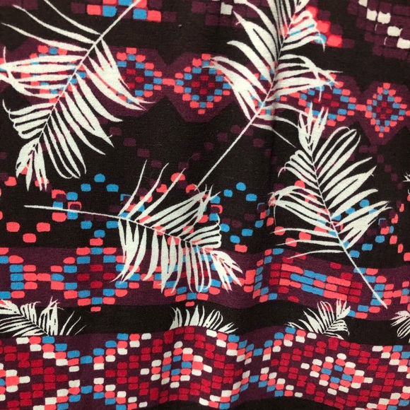 XS LuLaRoe Classic Tee - Picture 2 of 3